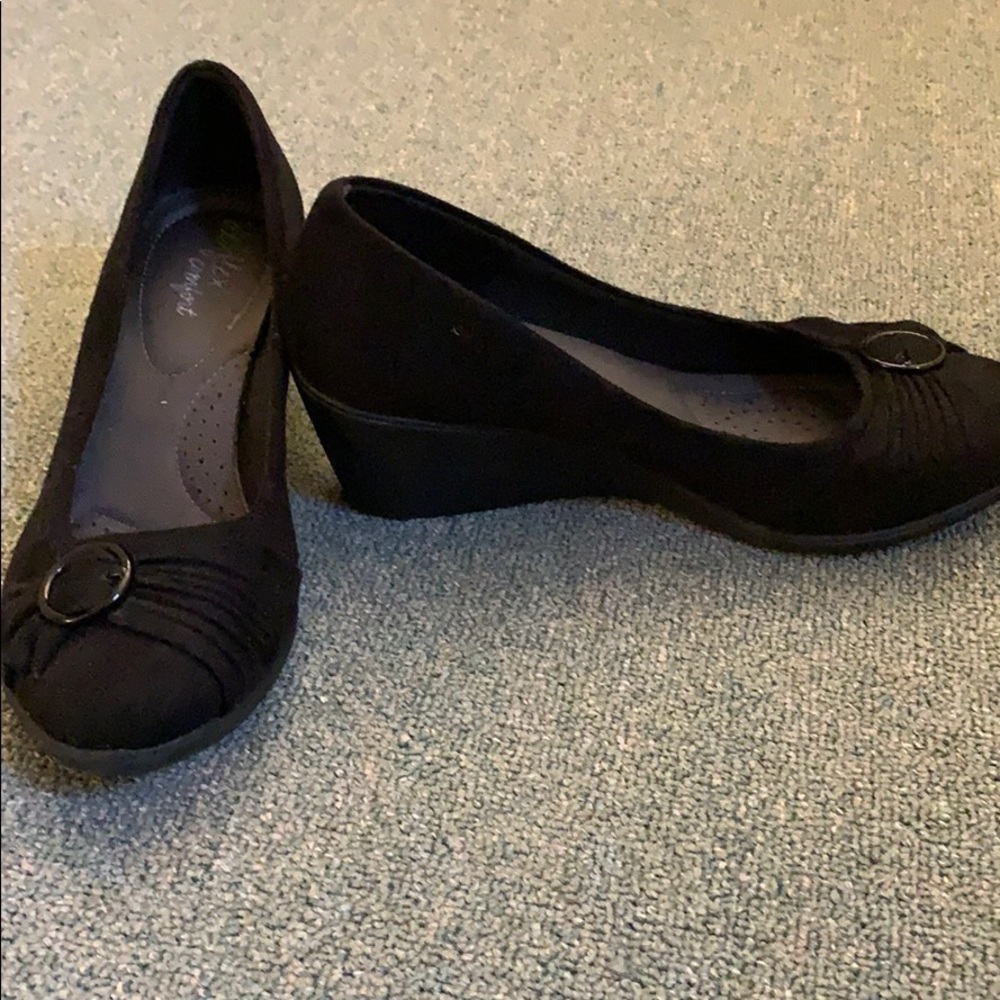 Black suede 1 1/2 heeled pump